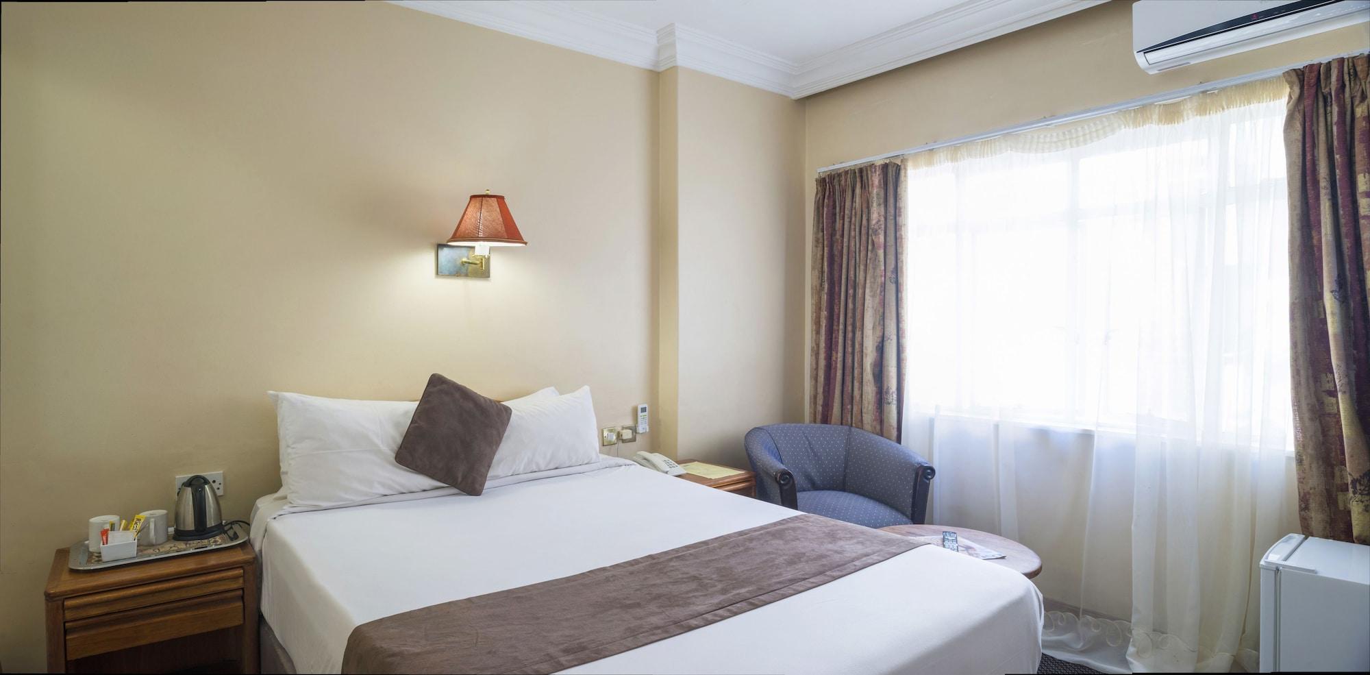 New Ambassador Hotel Harare Esterno foto