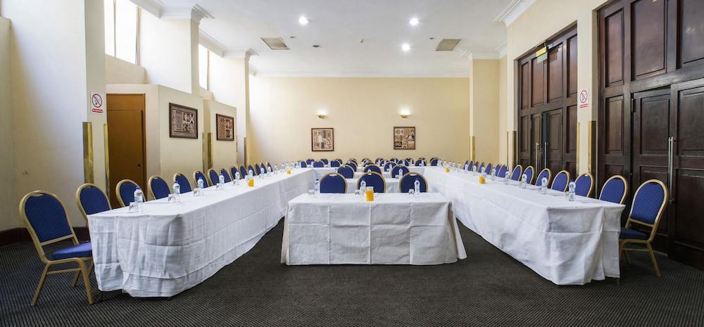 New Ambassador Hotel Harare Esterno foto