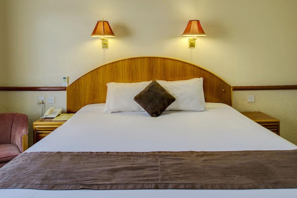 New Ambassador Hotel Harare Esterno foto