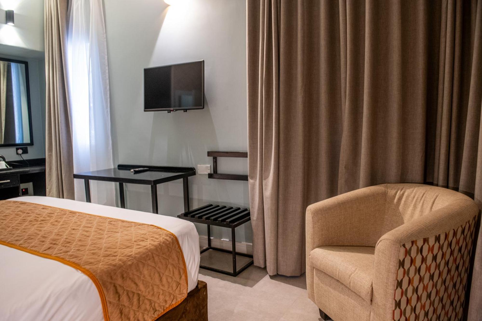 New Ambassador Hotel Harare Esterno foto