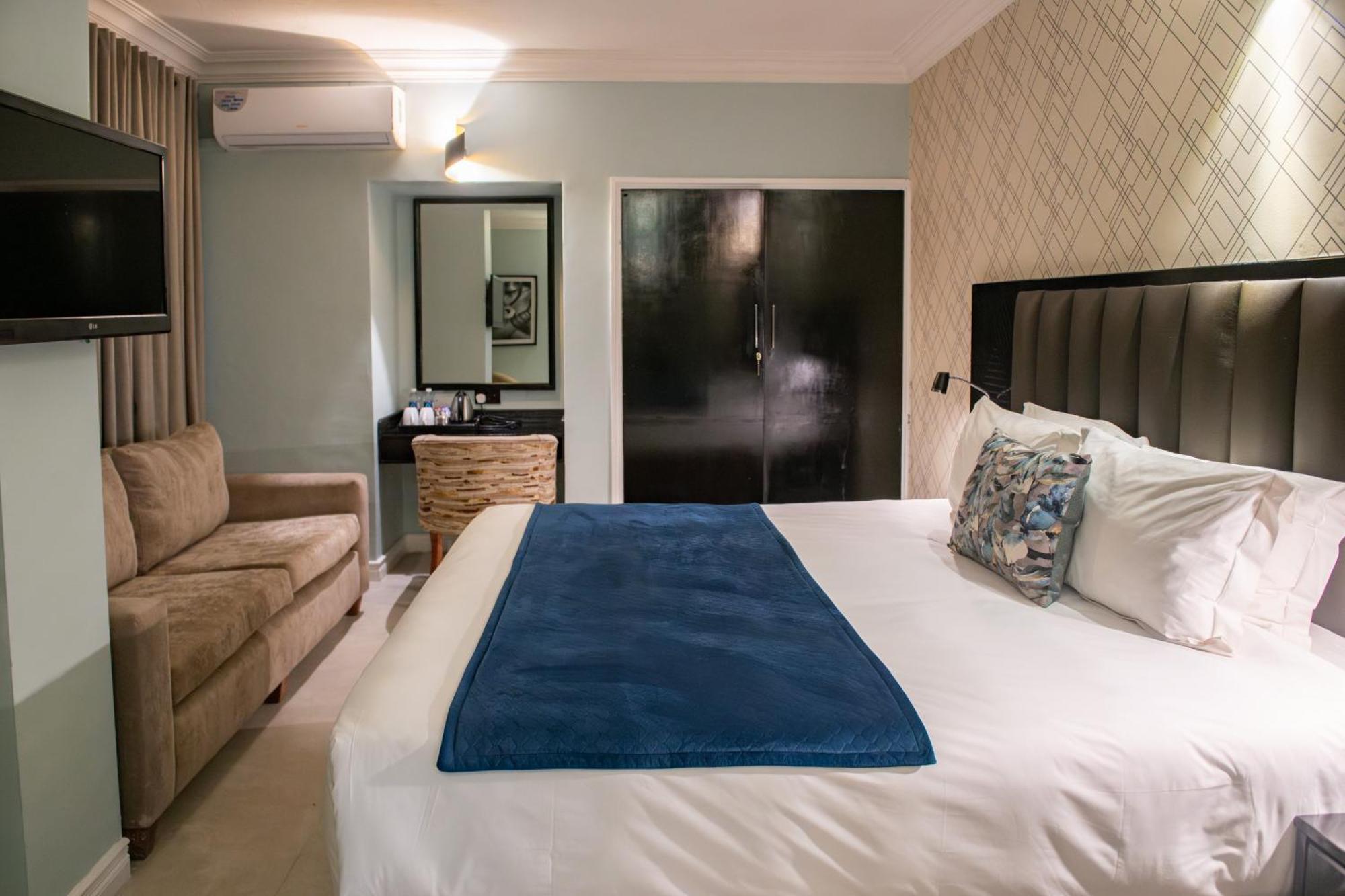 New Ambassador Hotel Harare Esterno foto