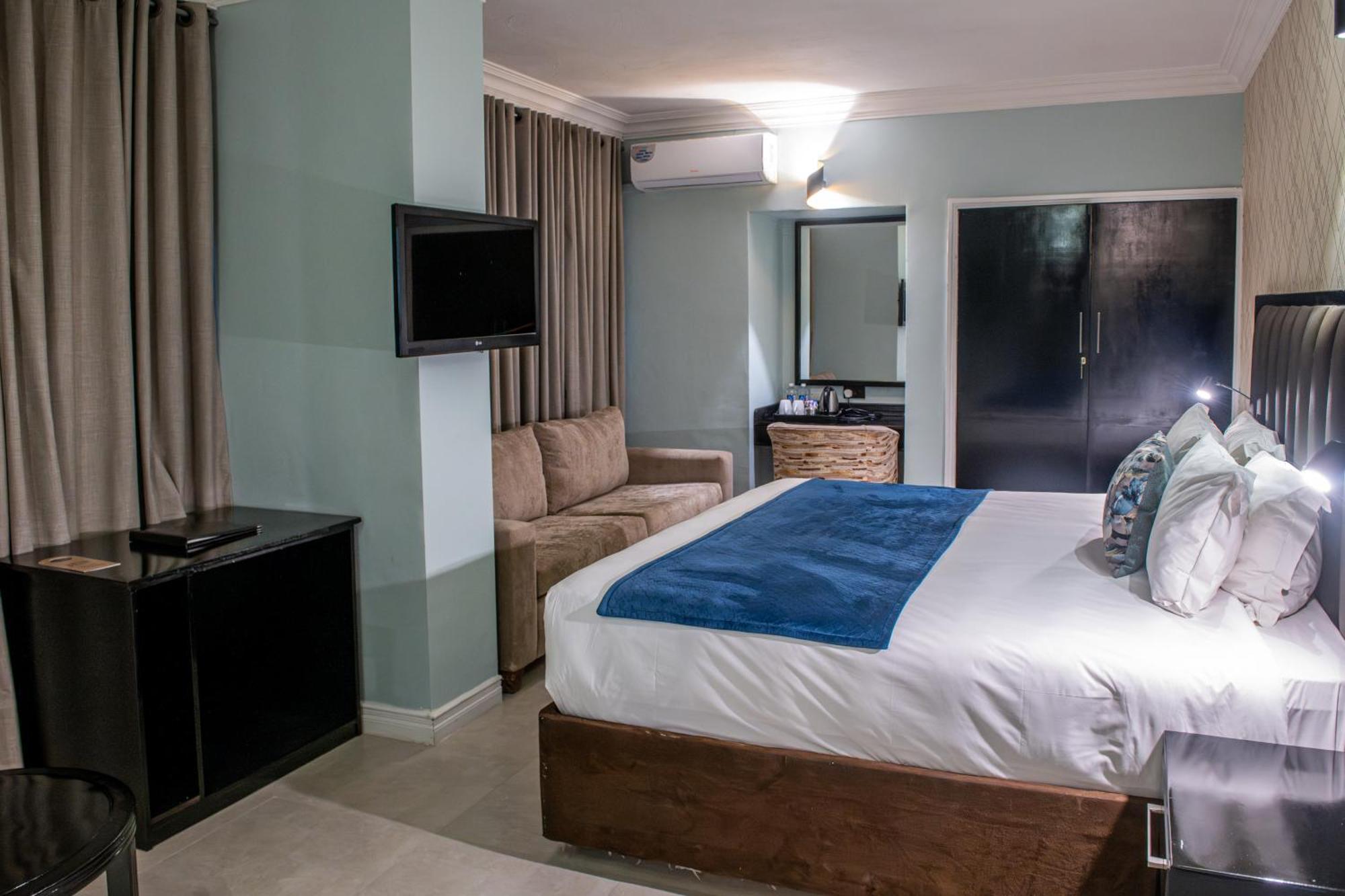 New Ambassador Hotel Harare Esterno foto