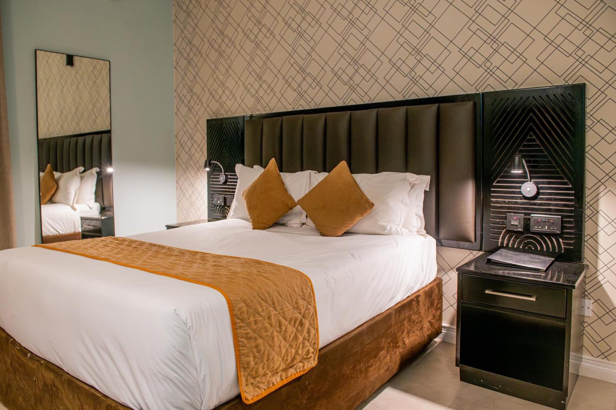 New Ambassador Hotel Harare Esterno foto