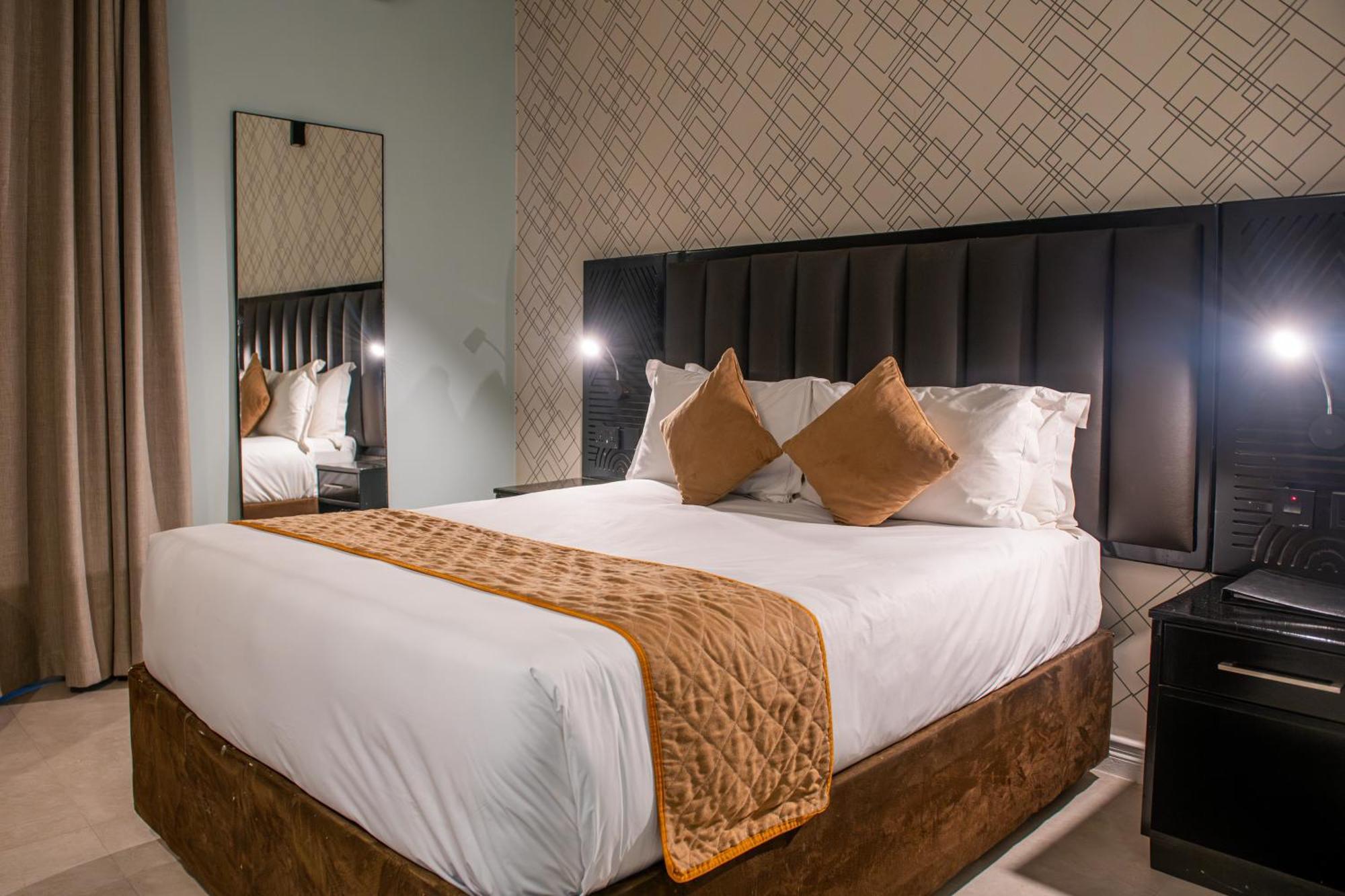New Ambassador Hotel Harare Esterno foto