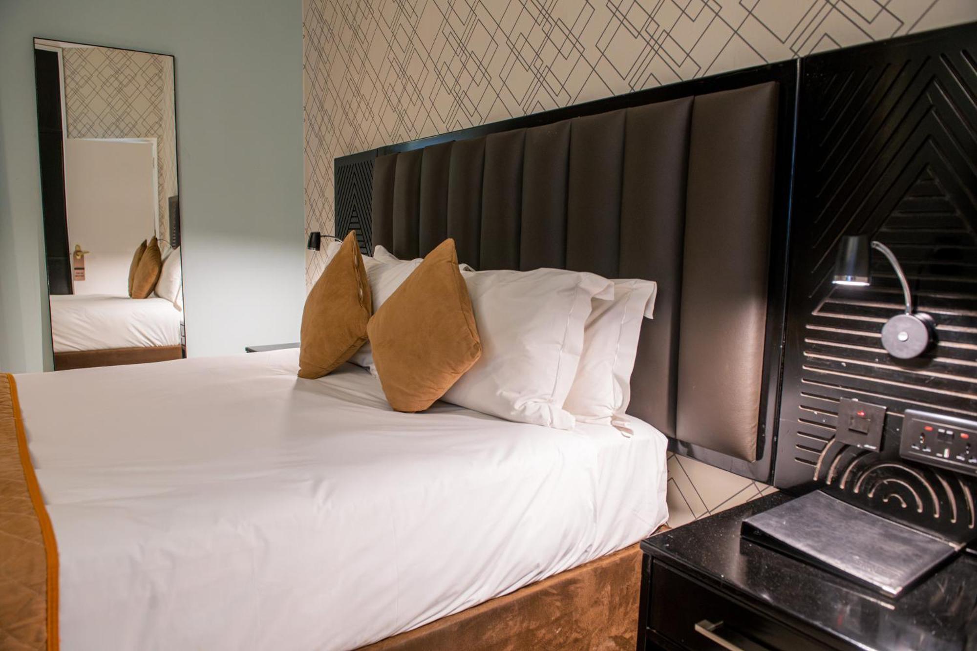 New Ambassador Hotel Harare Esterno foto