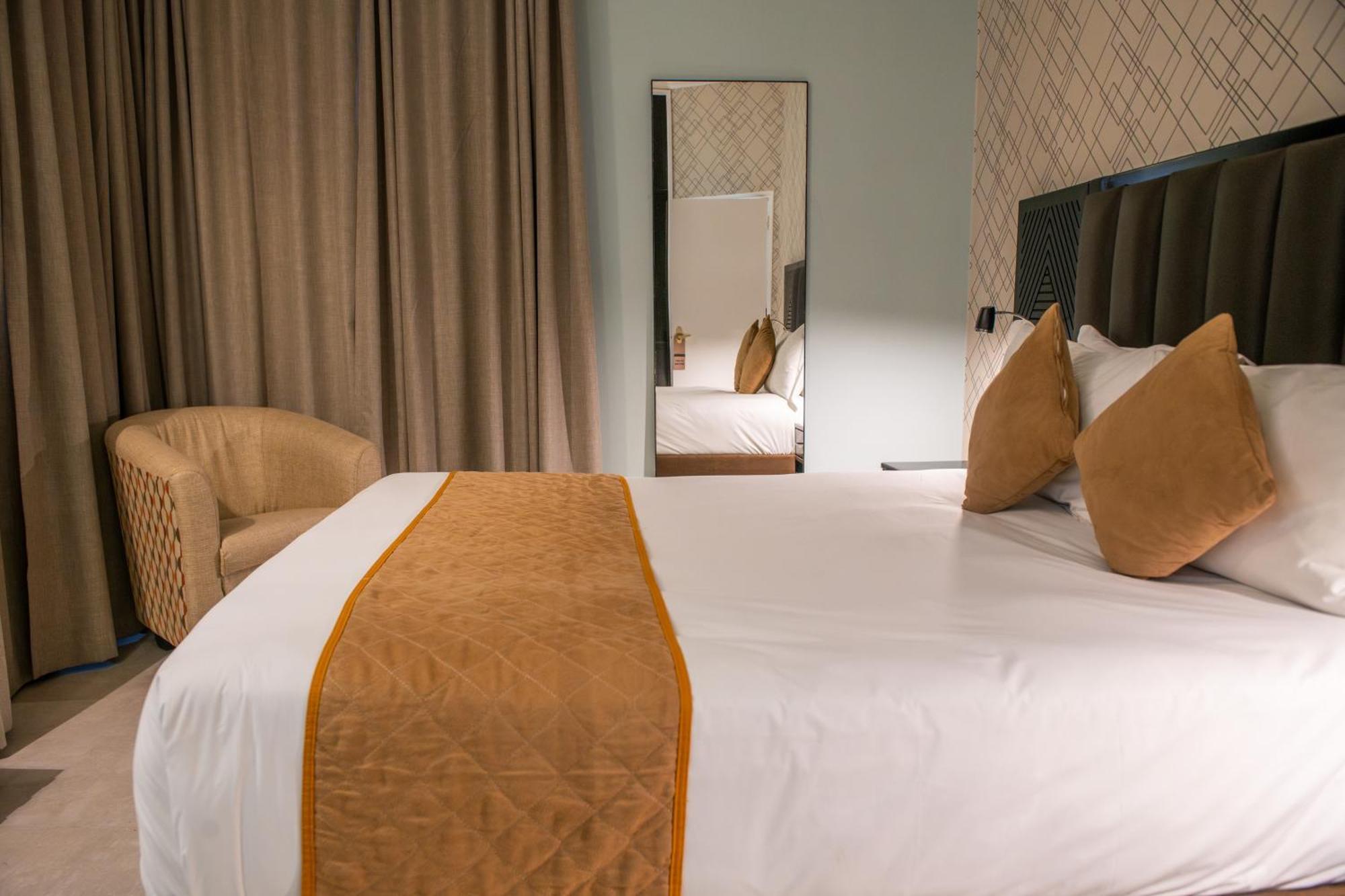 New Ambassador Hotel Harare Esterno foto