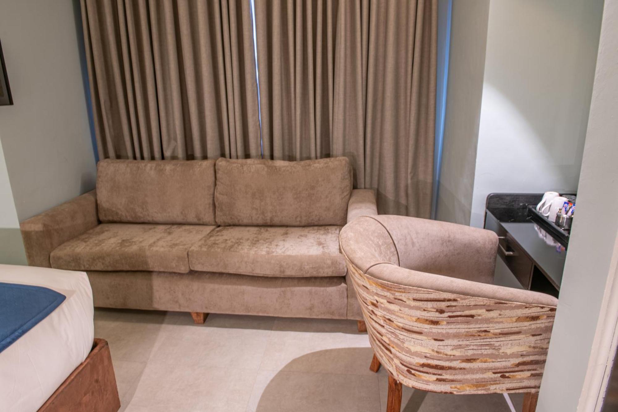 New Ambassador Hotel Harare Esterno foto