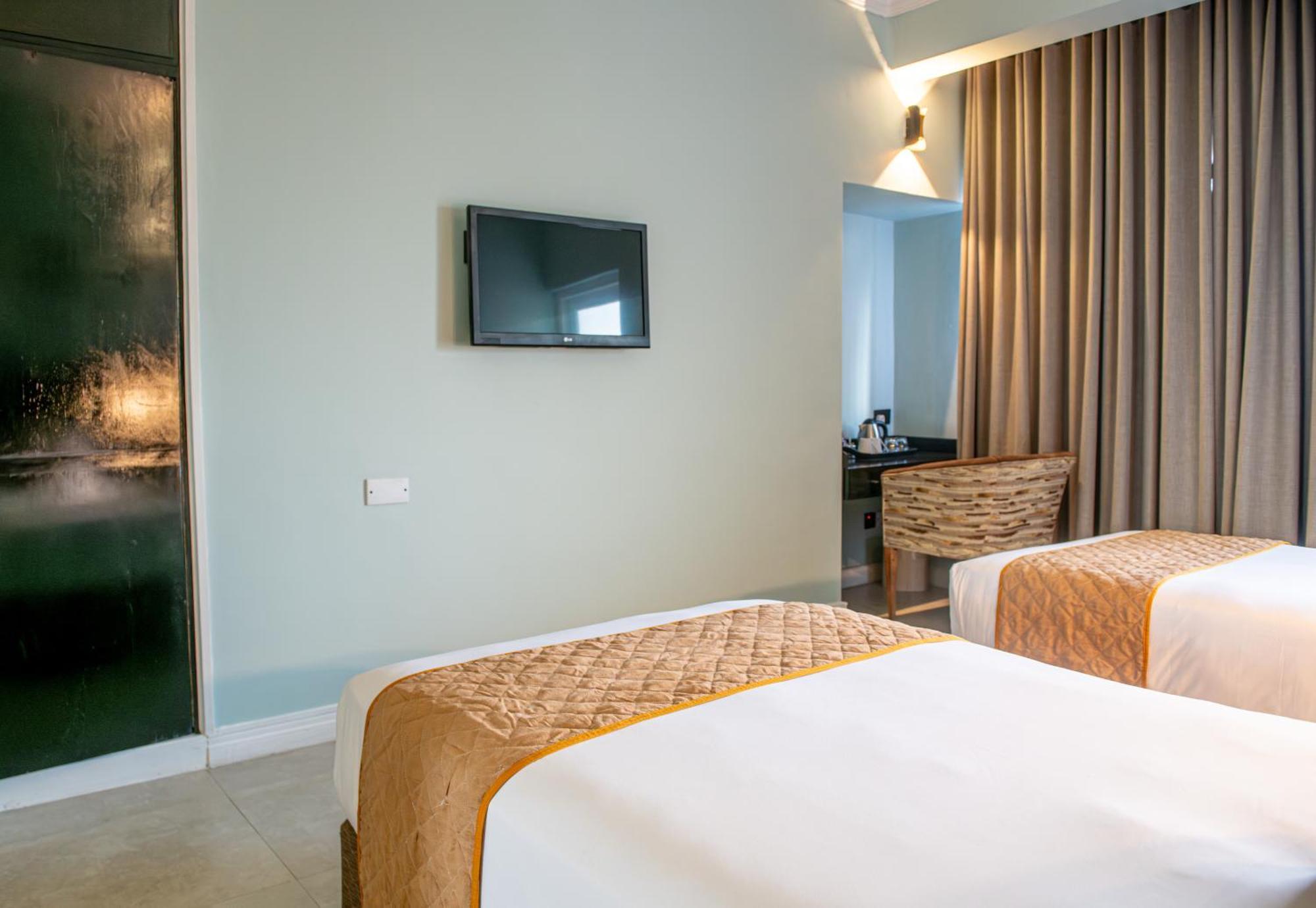 New Ambassador Hotel Harare Esterno foto