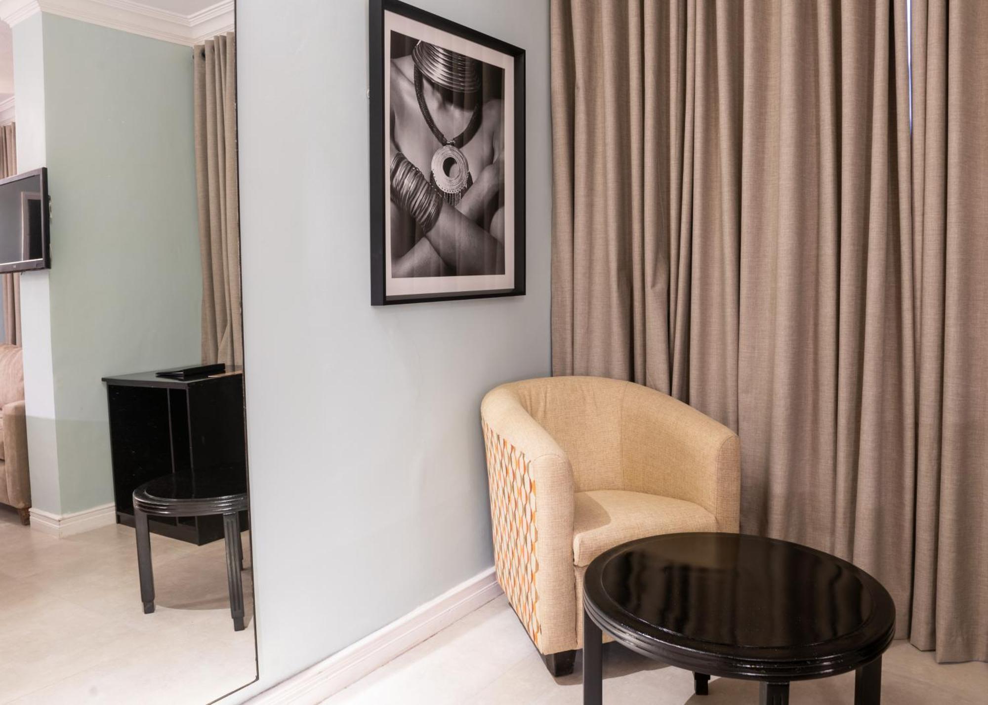New Ambassador Hotel Harare Esterno foto