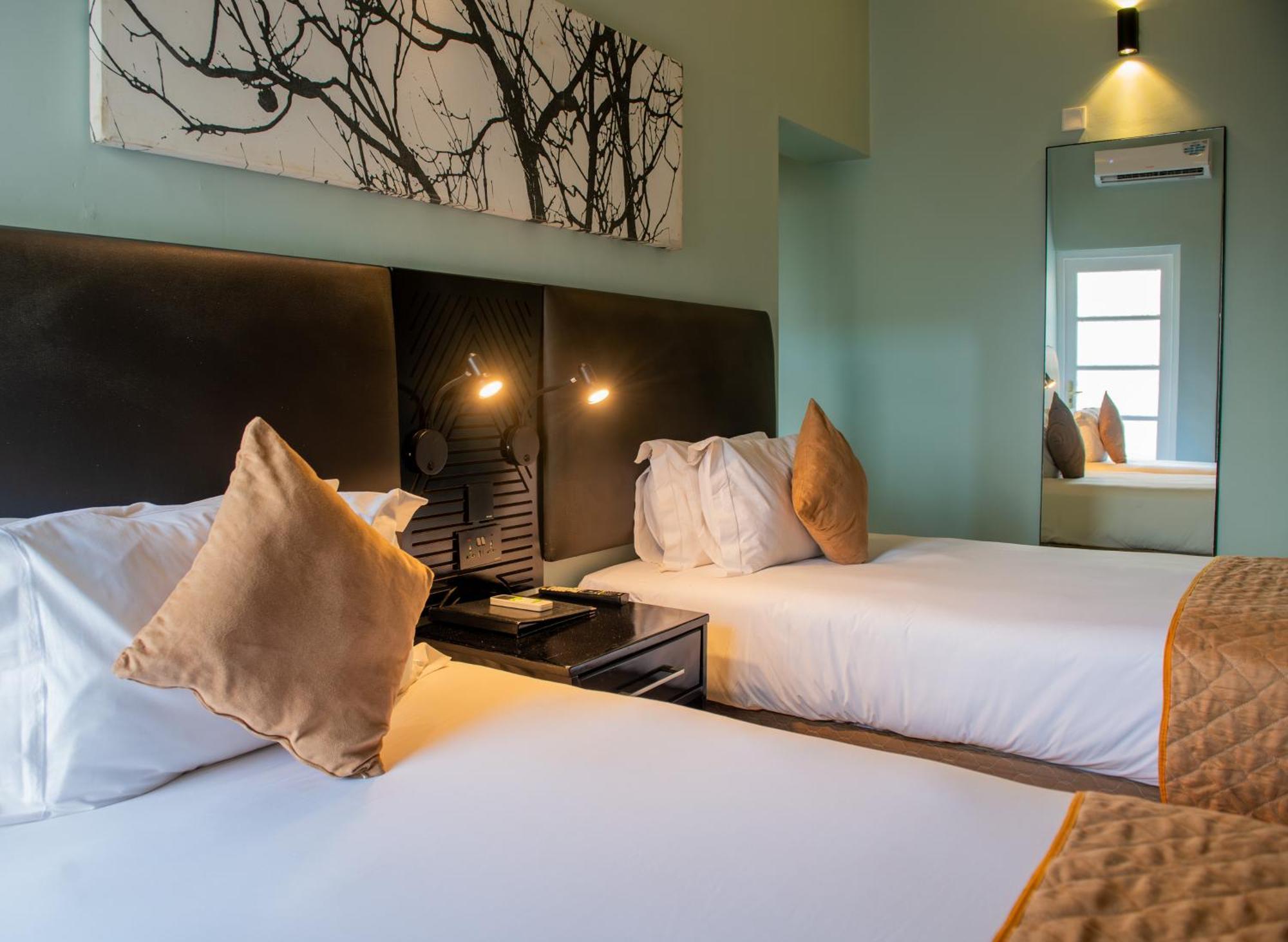 New Ambassador Hotel Harare Esterno foto