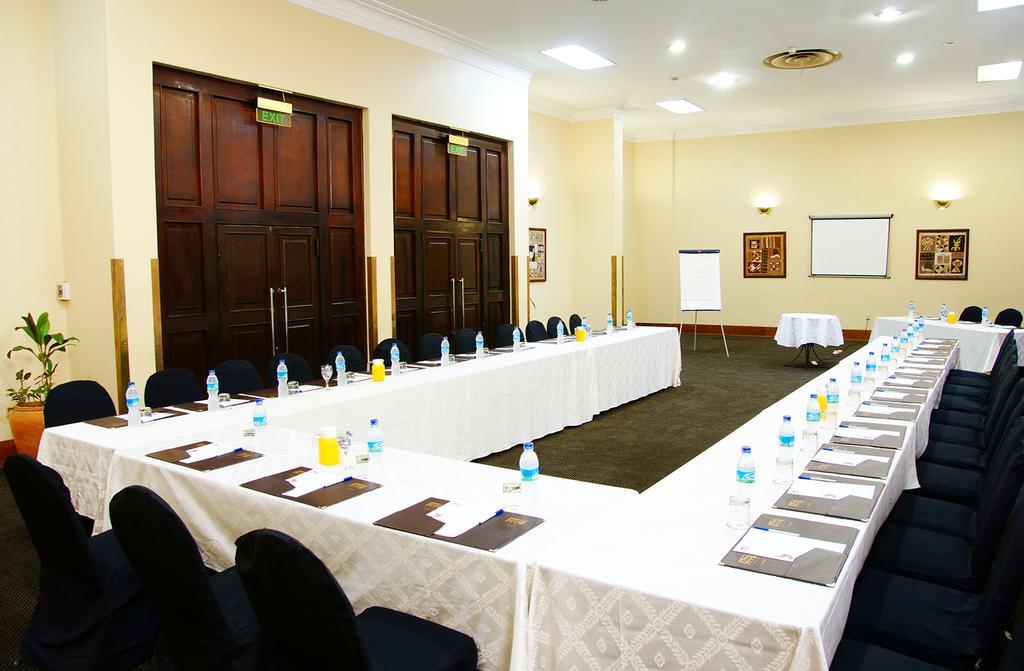 New Ambassador Hotel Harare Esterno foto