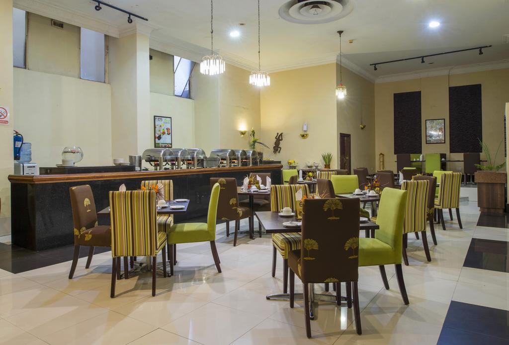 New Ambassador Hotel Harare Esterno foto