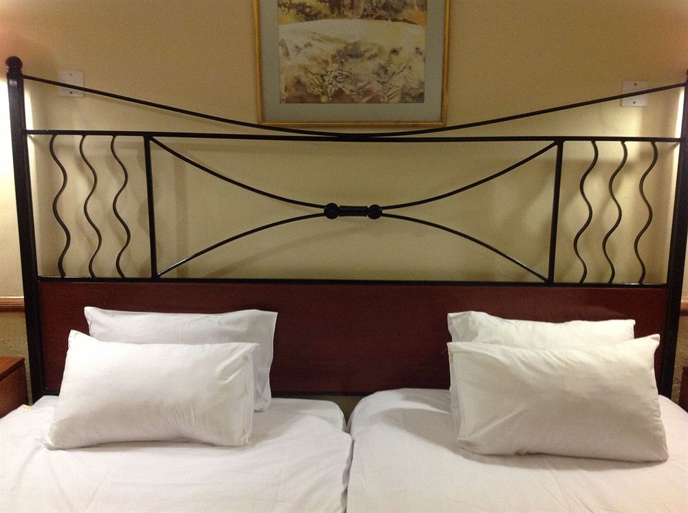 New Ambassador Hotel Harare Esterno foto