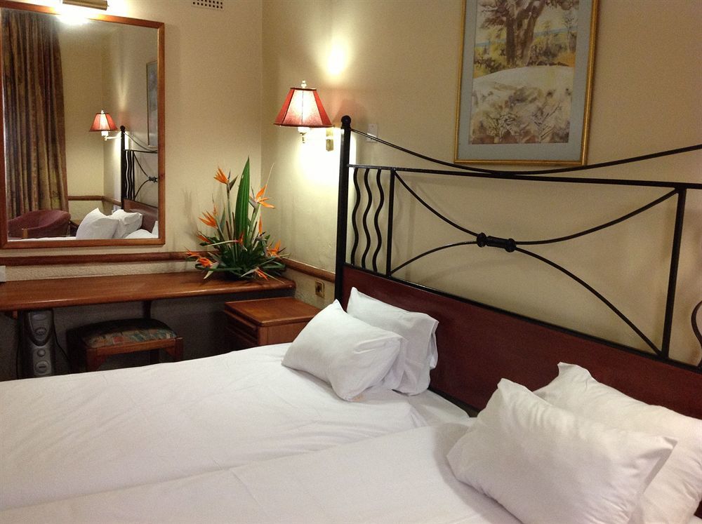 New Ambassador Hotel Harare Esterno foto