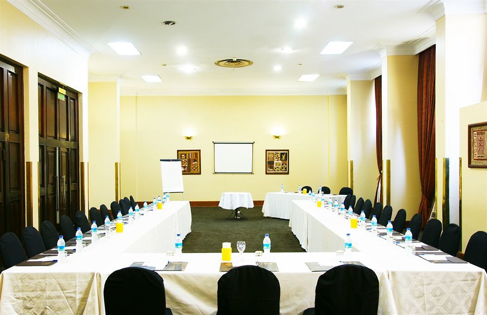 New Ambassador Hotel Harare Esterno foto